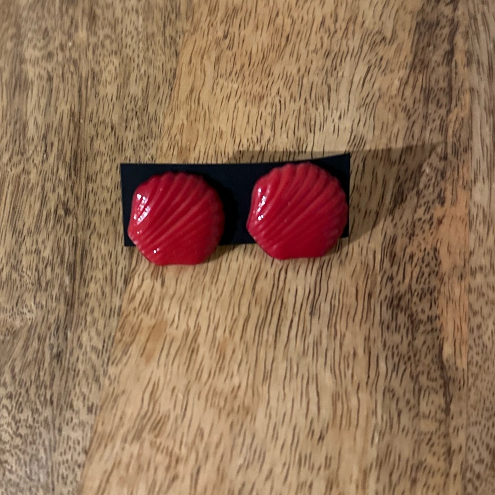 Red shell stud earrings